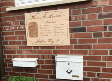 Haustürschild auf einer Buchen Sperrholzplatte in 60 x 45 cm